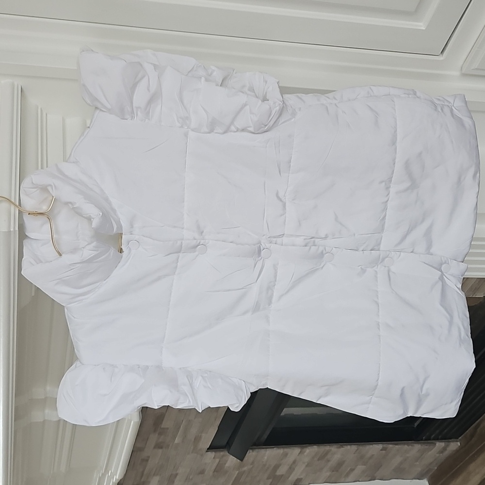 NWOT Puffed Sleeve Vest 🤍